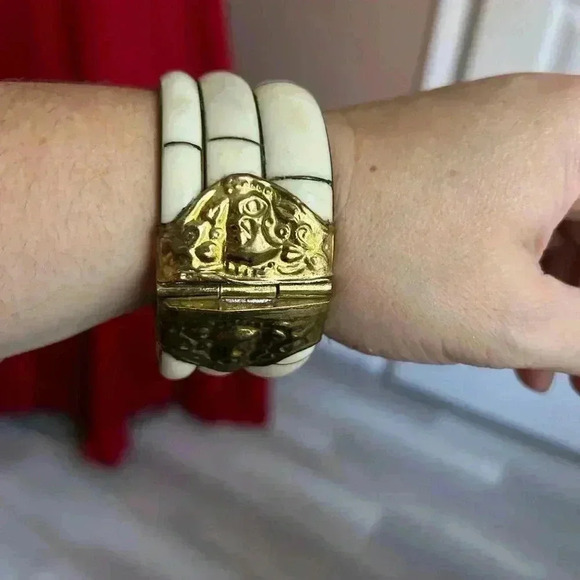 ANTHROPOLOGY  bone carved bangle ethnic bracelet, hinged pin clasp - Picture 3 of 5
